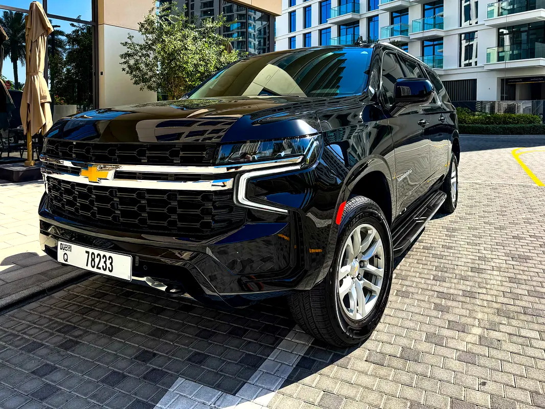 Chevrolet Suburban 2023 — photo 1 of 12