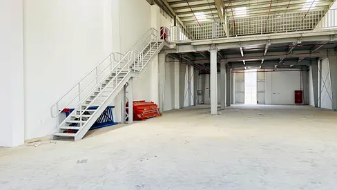 🏭 مستودع جديد كلياً بمساحة 6450 قدم مربع للإيجار في منطقة صناعية حديثة جديدة، أم القيوين، يطل على الطريق الرئيسي // قدرة عالية 105 كيلوواط 🏭