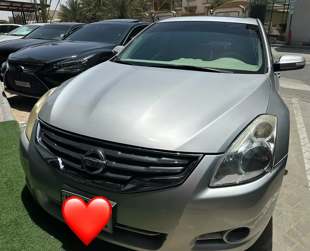Nissan Altima 2011 — photo 1 of 17