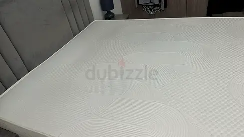 King size mattress - lightly used, clean white mattress 180x200. Pan Home Visco Gel + Memory Foam