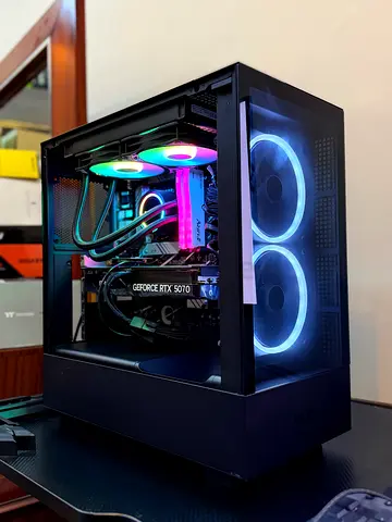 Rtx 5070 + i7 13700K gaming pc