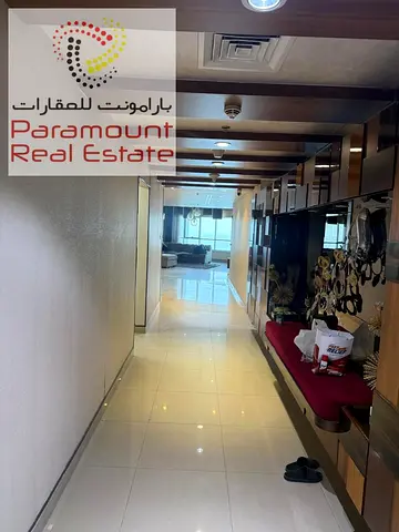 شقة فاخرة بإطلالة بحرية خلابة، ثلاث غرف نوم وصالة، للبيع مفروشة بالكامل في برج كورنيش عجمان