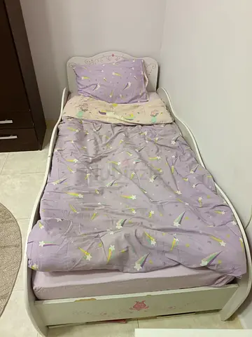 Girl Pink Bed Frame (Selling Quick)