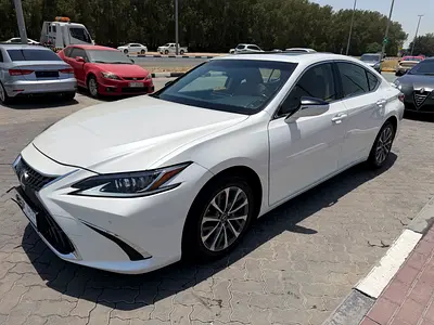 Lexus ES 300h 2023 GCC Specs - Immaculate Condition