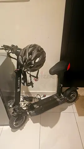 Electric commuter scooter with seat + helmet