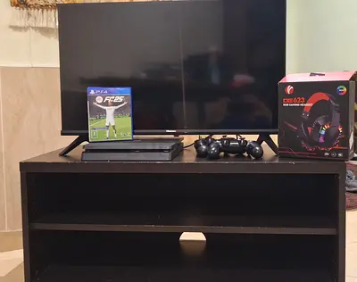 TV with PS4 console, controllers, headset and fifa 25- ready to use