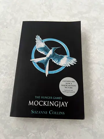 The Hunger Games: Mockingjay by Suzanne Collins (Paperback) - English
