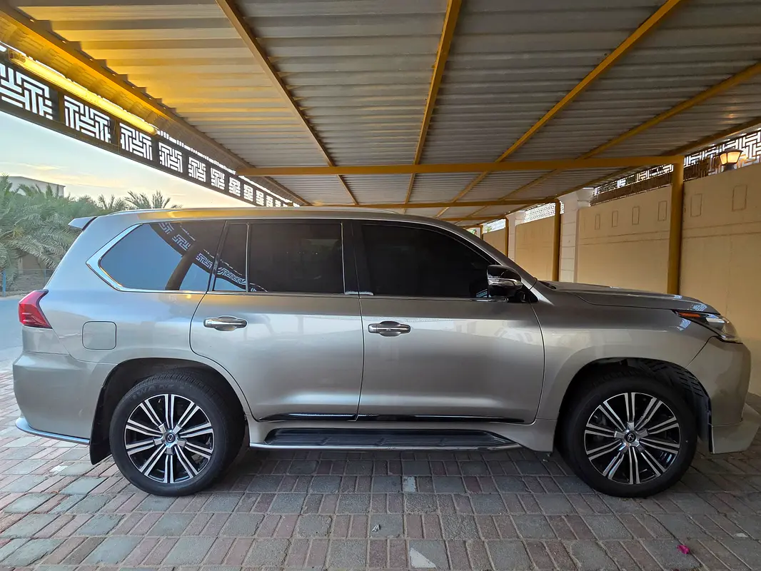 Lexus LX-Series 2020 — photo 1 of 15