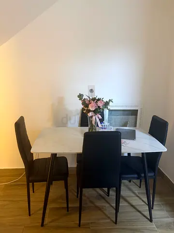 Table with 4 chairs