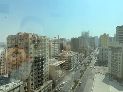 تكييف مجاني | إطلالة بحرية ومفتوحة | بناية حديثة | قريب الكورنيش | مساحه واسعه | تشطيب جديد
