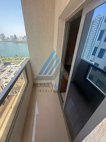 شقة مميزة للإيجار السنوي في منطقة المجاز 3 تتكون من غرفة وصالة مع بلكونة ضمن موقع حيوي واستراتيجي قريب من جميع الخدمات الأساسية والمرافق اليومية مما ي
