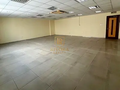 مكتب كبير مجهز بمخزن
