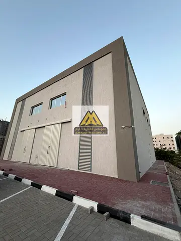 مستودع متعدد الاستخدامات بميزانين للإيجار السنوي في الجرف الصناعية 2 عجمان كهرباء عالية ومساحة كبيرة