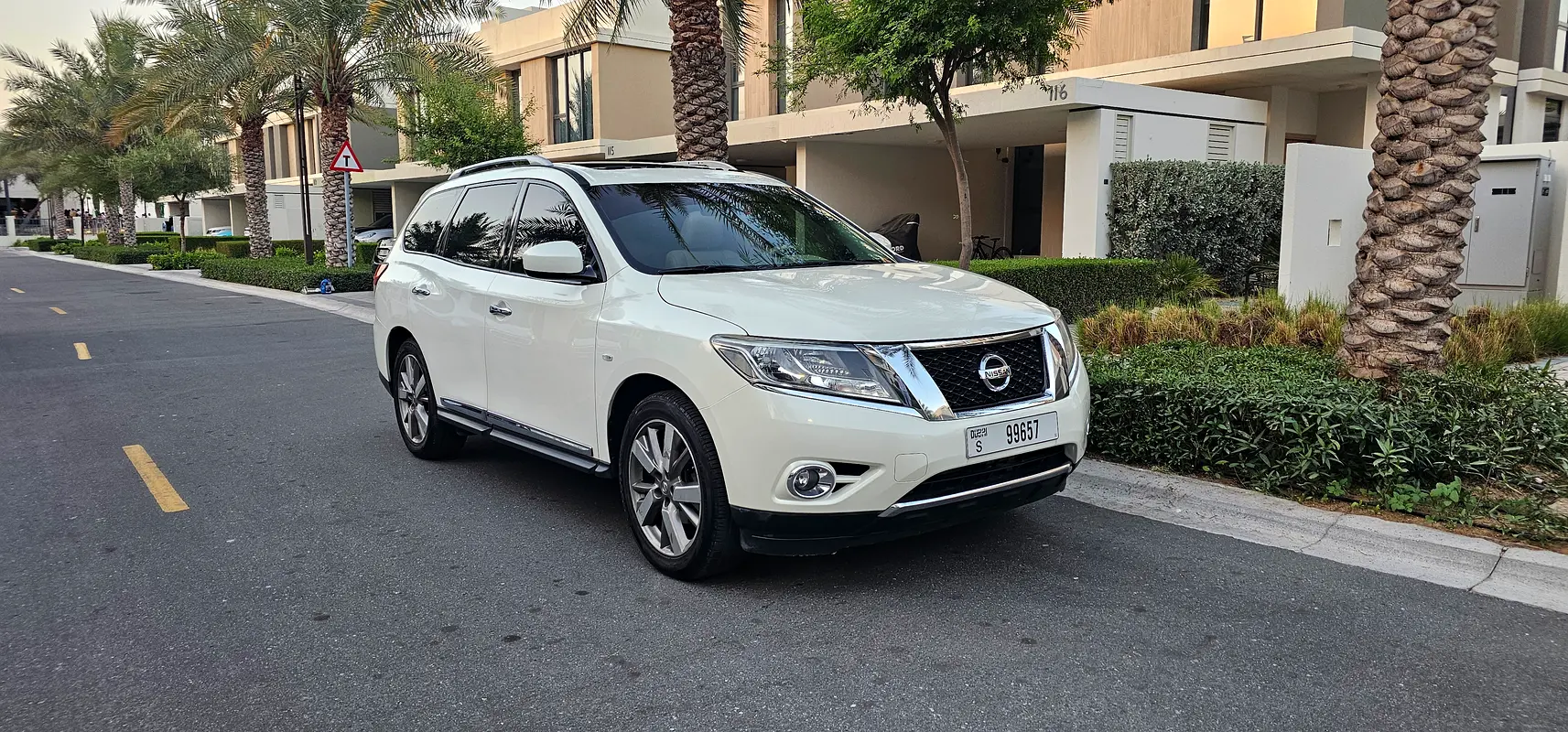 Nissan Pathfinder 2015 — photo 1 of 17