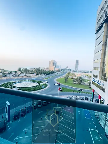 شقه ثلاث غرفه وغرفه خادمه علي كورنيش عجمان تكيف مجانا وباركن مجانا