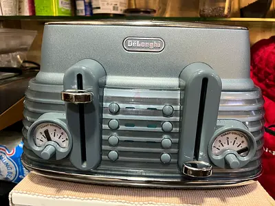 DeLonghi 2-Slice Retro Toaster - Light Blue, Good Condition. Model scolpito