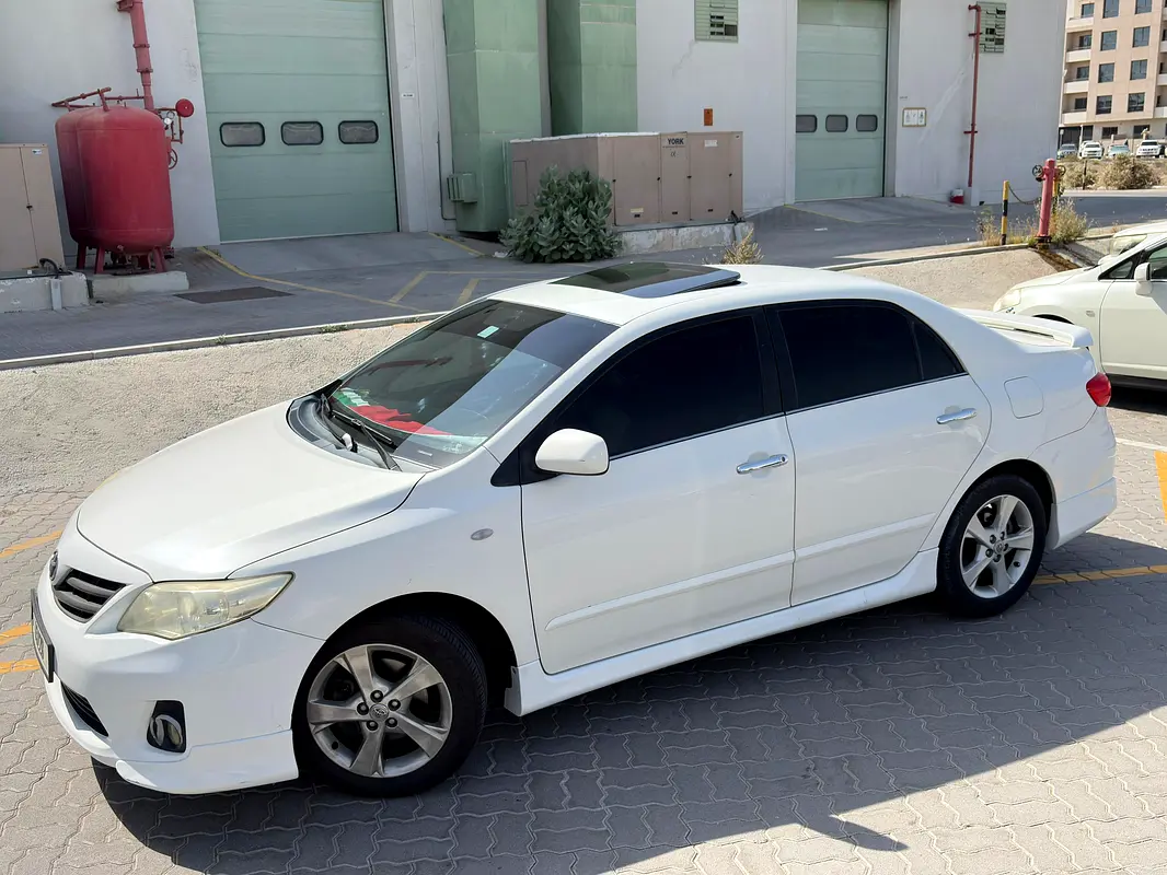 Toyota Corolla 2013 — photo 1 of 10