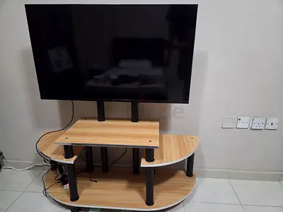 Ikon 43 inch tv with table