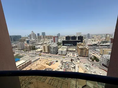 استديو مفروش - بالتاور C _باركن فري _ موقع مميز بجانب جميع الخدمات _ سهل المخرج للشارقه ودبي