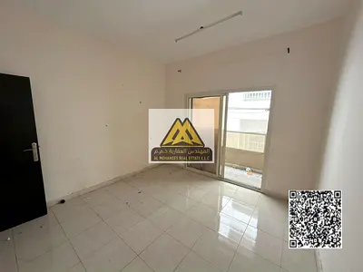 شقة غرفة وصالة بمساحة كبيرة وتصميم عملي مناسب للسكن العائلي أو الفردي، تقع في موقع مميز جداً على شارع رئيسي وحيوي