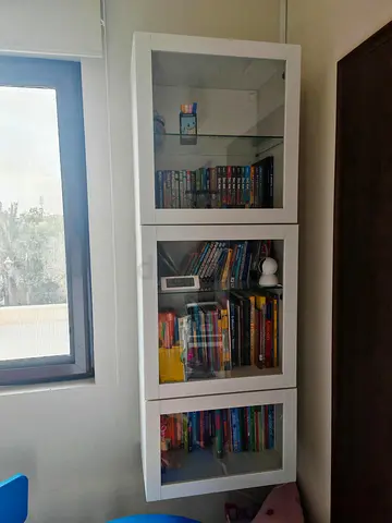 Modern White Glass Display Cabinet / Bookshelf – AED 200