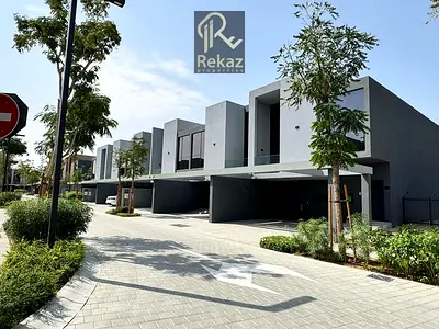 Luxury Forest Living _4 BR TH Middle Unit | Robnia