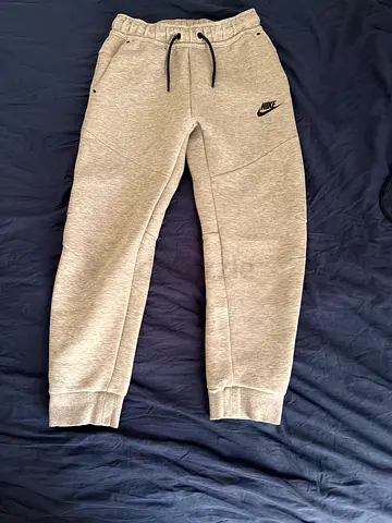 Grey and black Nike-tech full set