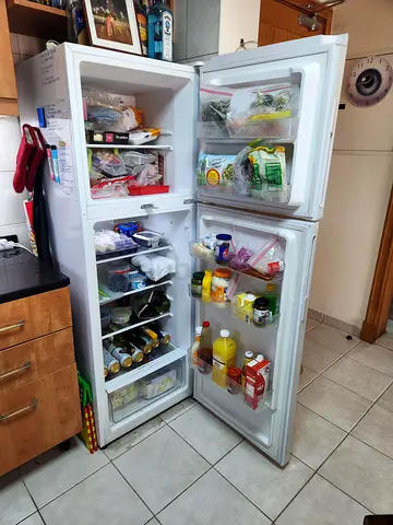 First1 FR-420WH refrigerator / Freezer – spacious, no-frost  perfect for extra storage