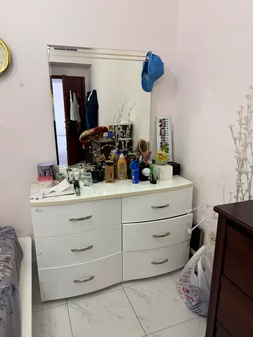White 6-Drawer Dresser / Vanity in Good Condition