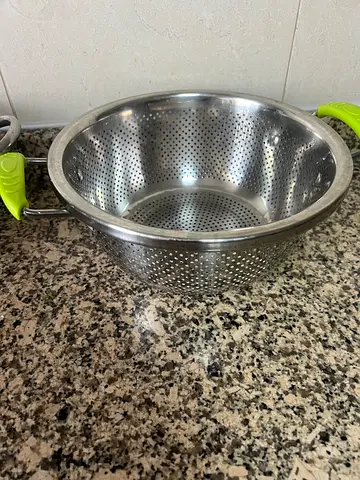 Stainless steel colander/strainer with green handles - good condition