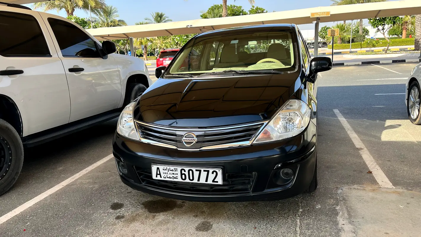 Nissan Tiida 2011 — photo 1 of 18