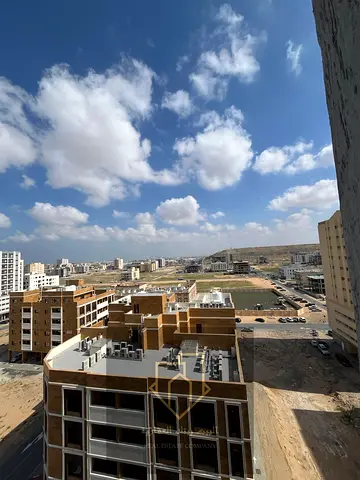 غرفتين وصالة مع 3 حمامات، بموقع مميز بجوار السوق الصيني، قريب من الخدمات وسهل