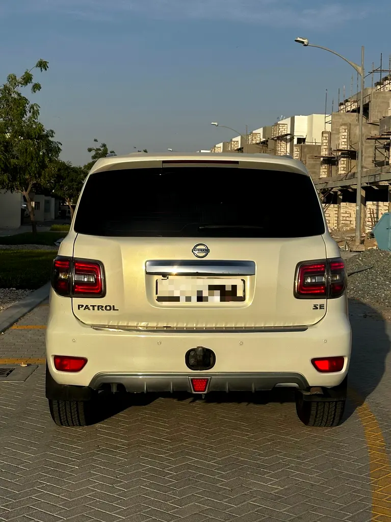 Nissan Patrol 2011 — photo 1 of 5