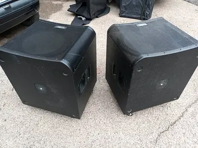 Pair QSC KW181 1000W 18 Powered Subwoofers active