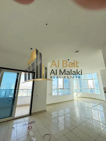 شقة مميزة للإيجار السنوي في برج النسر بلازا الواقع في منطقة القصباء، إحدى أكثر المناطق حيوية وقرباً من المرافق والخدمات. تتميز الشقة بتصميم عصري
