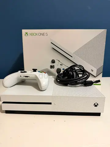 XBOX One S woth cobtroller and 3 games