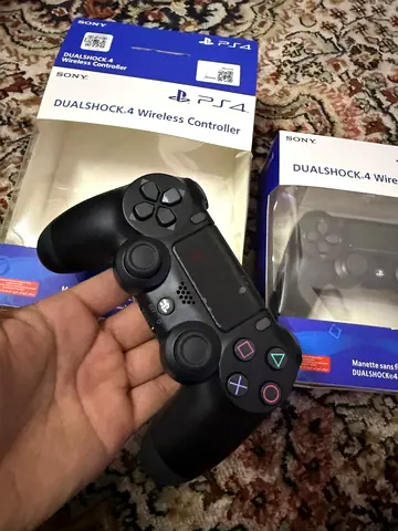 Sony DualShock 4 PS4 Wireless Controller - Black (Like New)