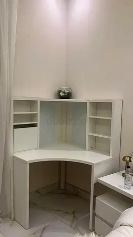 مكتب زاوية أبيض مع رفوف تخزين