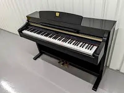 YAMAHA CLAVINOVA CLP 330 Polished Ebony Digital Piano