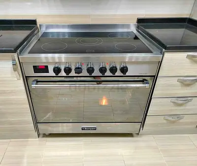 Bompani 5 burners full electric digital cooking range Sam like new condition 90cm