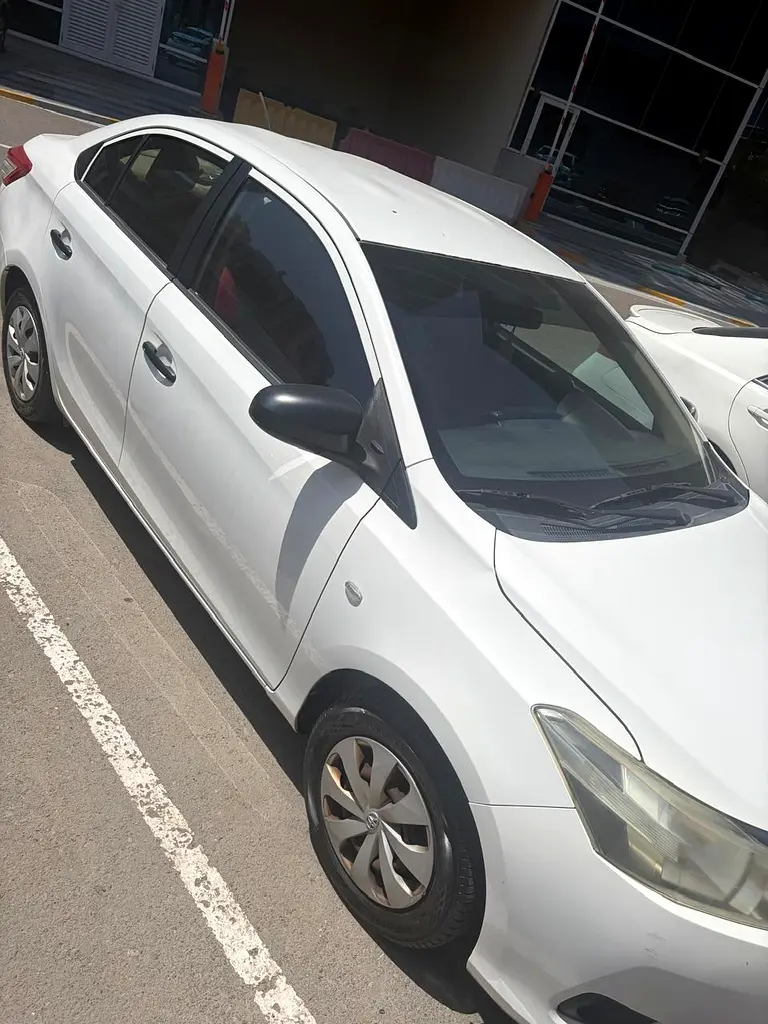 Toyota Yaris 2014 — photo 1 of 8
