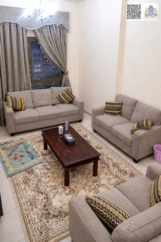 شقة غرفتين وصالة مفروشة بالكامل في موقع ذهبي يربط جميع إمارات الدولة، تجمع بين الراحة، الأناقة، وسهولة الوصول إلى أهم الوجهات والخدمات.