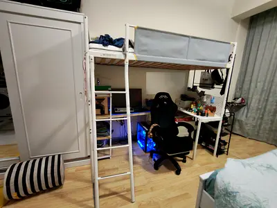 Bed with one floor, with one table with it