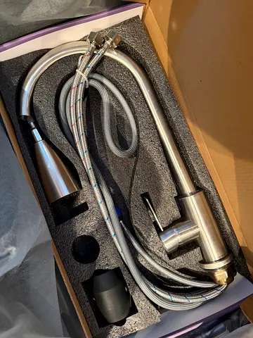 Sink including faucet