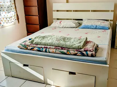 White Bed with storage drawers and mattress - Queen size
