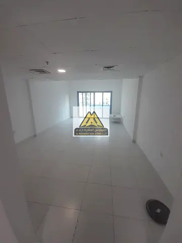استوديو للإيجار في أبراج الفالكون الراشدية 2 ببلكونة ومطبخ منفصل وتكييف مركزي