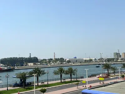 غرفة وصالة مع بلكونة اطلالة بحرية جميلة سكن عائلي جانب سوق الجبيل وموقع مميز بجميع الخدمات العامة والتجارية