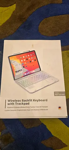 Wireless backbiting keyboard with trackpad