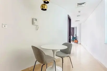 Large studio in Sky Gardens - bills included