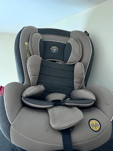 Comfortable Convertible Baby Car Seat (Good Condition)